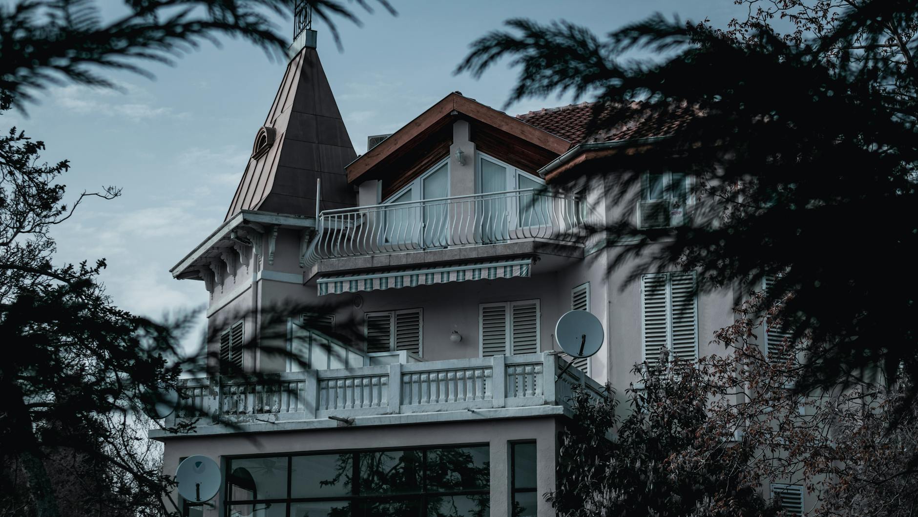 Elegancka fasada starego domu z grubymi murami w stylu klasycznym