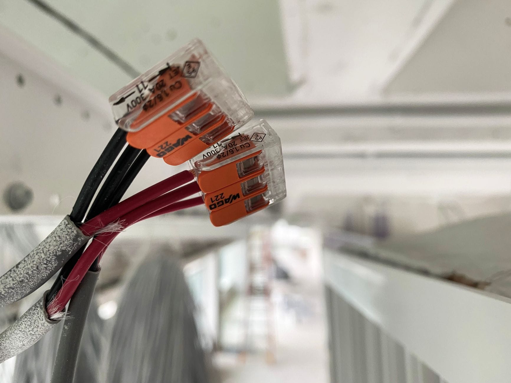 Zbliżenie na złączki elektryczne i przewody w instalacji smart home