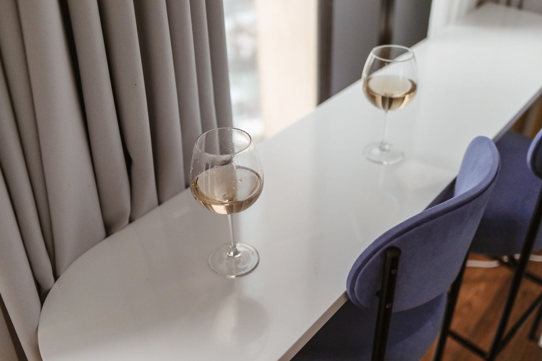 Czy parapety z konglomeratu są odporne na promienie UV i odbarwienia od słońca