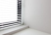 Białe rolety wewnętrzne w jasnym minimalistycznym wnętrzu