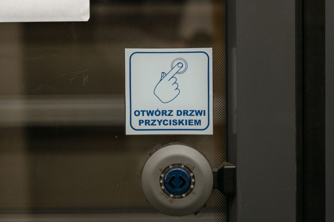 Drzwi bezprzylgowe – wady i zalety, montaż oraz dopasowanie do wnętrza