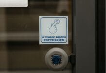 Drzwi bezprzylgowe – wady i zalety, montaż oraz dopasowanie do wnętrza